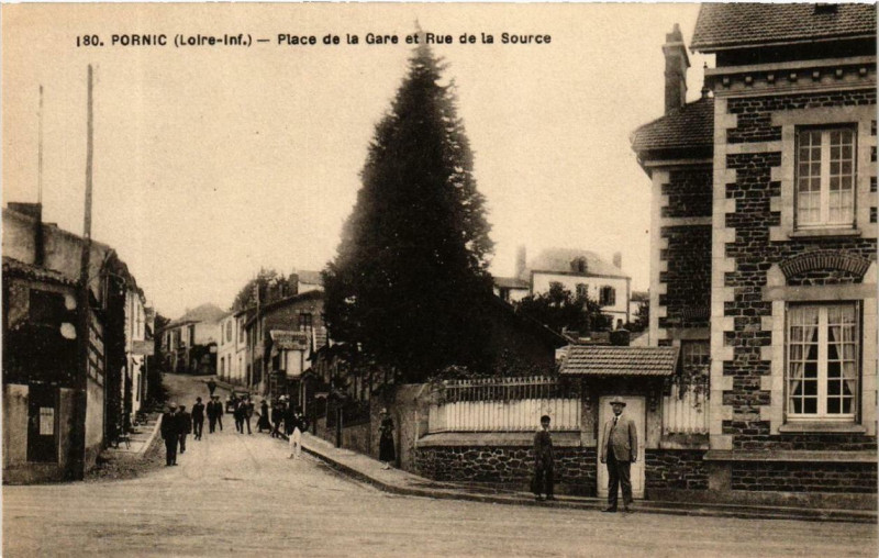Carte postale ancienne Pornic Place de la Gare et Rue de la Source à Pornic