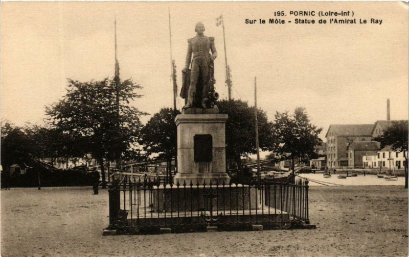 Carte postale ancienne Pornic Sur le Mole - Statue de l'Amiral le Ray à Pornic