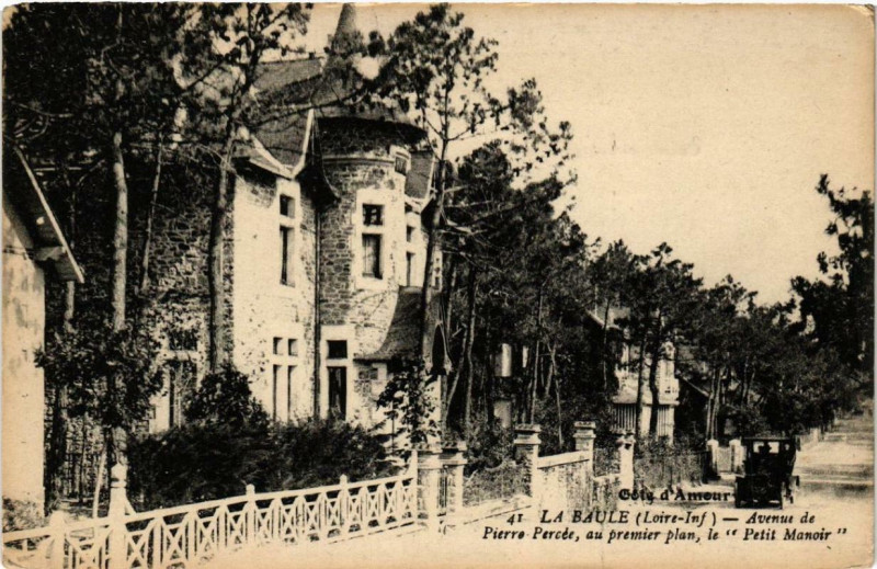 Carte postale ancienne La Baule Avenue de Pierre Percée, au premier plan