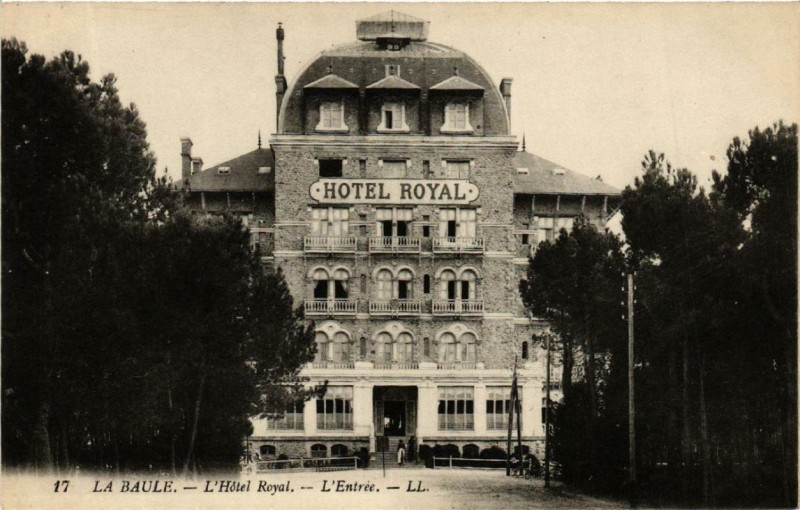 Carte postale ancienne La Baule L'Hotel Royal - L'Entrée