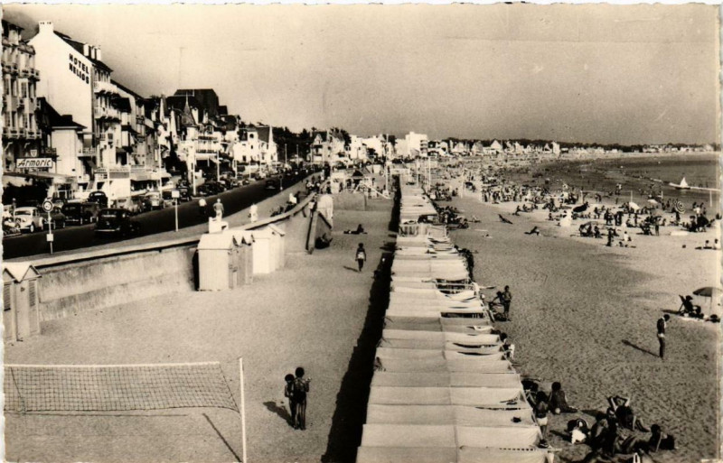 Carte postale ancienne La Baule Le Remblai et la Plage