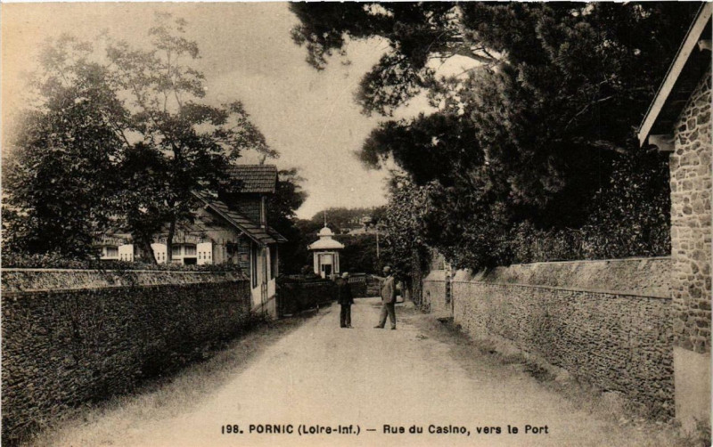 Carte postale ancienne Pornic Rue du Casino, vers le Port à Pornic