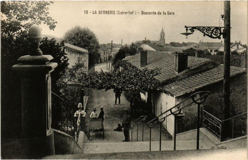 Carte postale ancienne La Bernerie Descente de la Gare