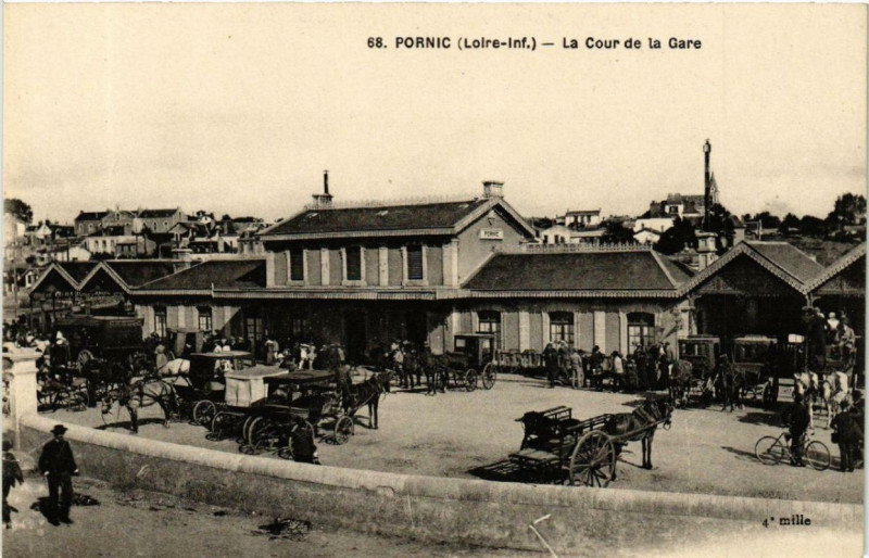 Carte postale ancienne Pornic La Cour de la Gare à Pornic