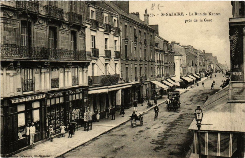 Carte postale ancienne Saint-Nazaire La Rue de Nantes pres de la Gare à Saint-Nazaire