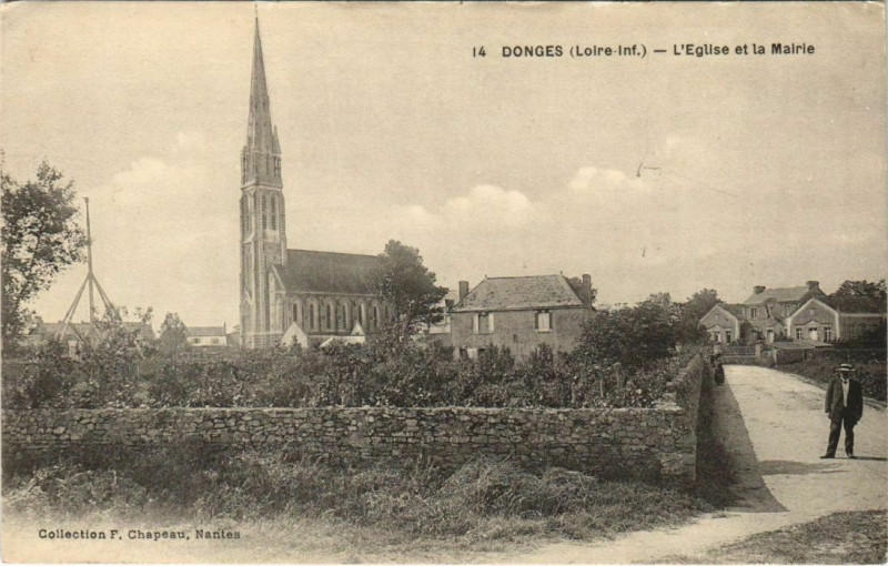 Carte postale ancienne Donges L'Eglise et la Mairie à Donges