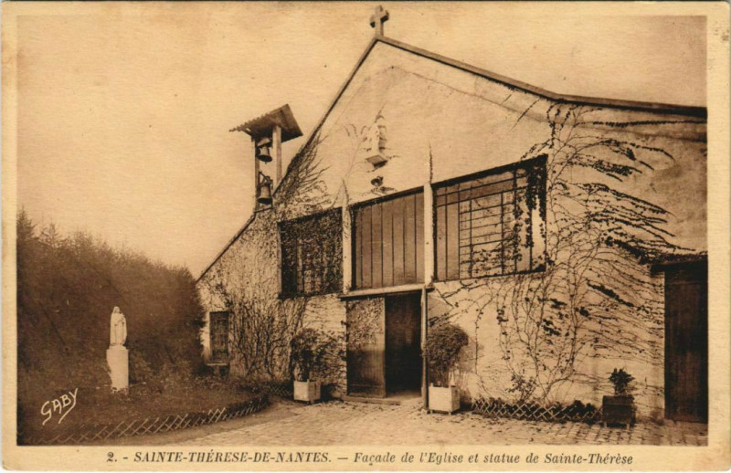 Carte postale ancienne Sainte-Therese De Nantes Facade de l'Eglise et statue de Sainte-Ther à Nantes