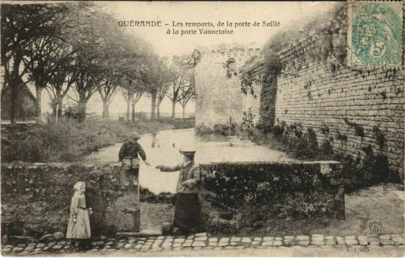 Carte postale ancienne Guerande Les remparts de la porte de Saille a la porte Vannetaise à Guérande