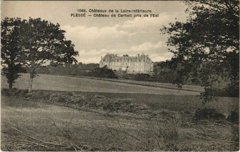 Carte postale ancienne Plesse Chateau e Carheil prise de l'Est à Plessé