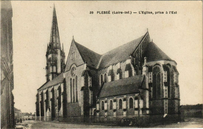 Carte postale ancienne Plesse L'Eglise prise a l'Est à Plessé