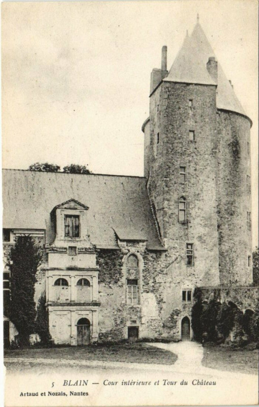 Carte postale ancienne Blain Cour interieure et Tour du Chateau à Blain