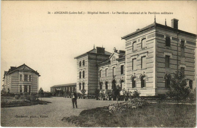 Carte postale ancienne Ancenis Hopital Robert Le Pavillon central et le Pavill