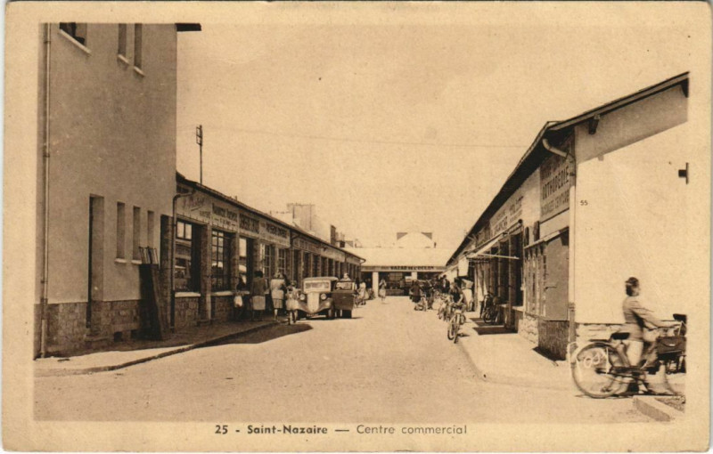 Carte postale ancienne Saint-Nazarie Centre commercial