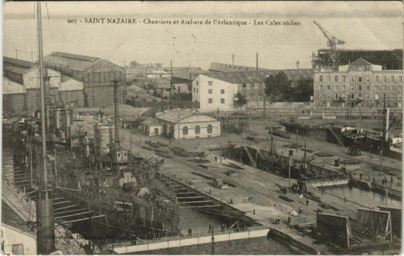 Carte postale ancienne Saint-Nazaire Chantiers et Atehers le L1Atlantique Les Cales seches à Saint-Nazaire