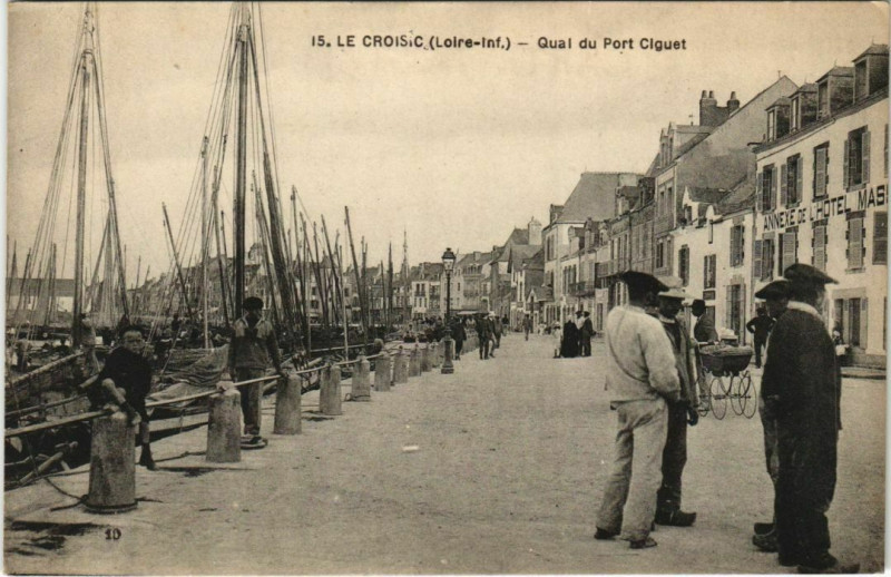 Carte postale ancienne Le Crisic Qual du Port Clguet