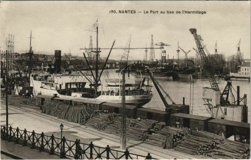 Carte postale ancienne Nantes Le Port au bas de l'Hermitage à Nantes