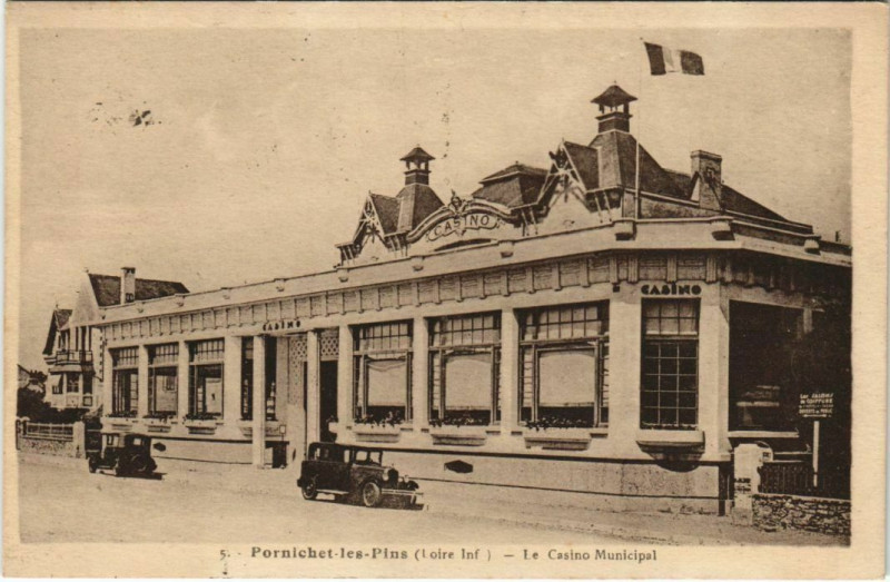 Carte postale ancienne PORNICHETles Pins Le Casino Municipal à Pornic