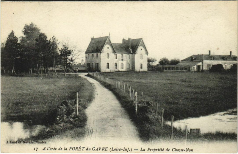 Carte postale ancienne A l'orée de la Foret du Gavre La Propiete de Chasse Non