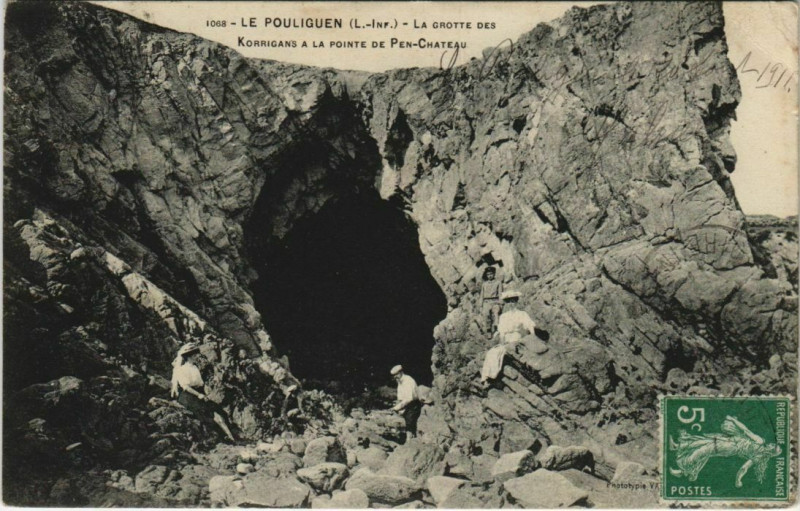 Carte postale ancienne Le Pouliguen La grotte des Korrigans a la pointe de pen C au Pouliguen