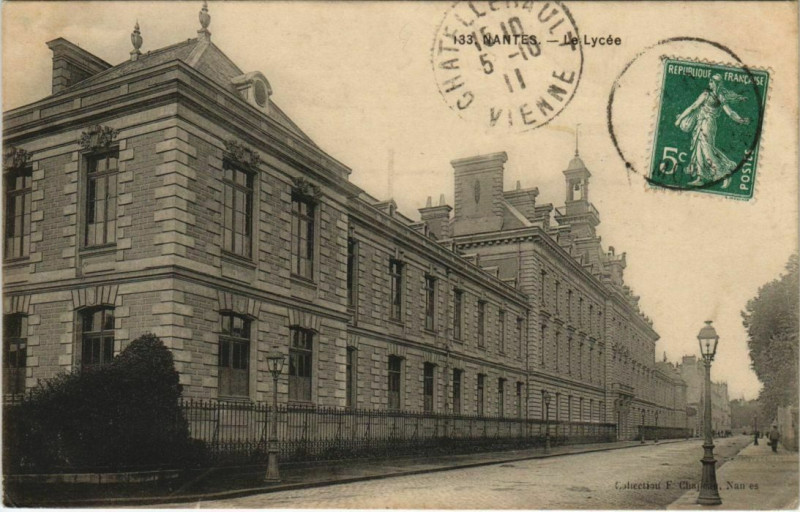 Carte postale ancienne Nantes Le Lycée à Nantes