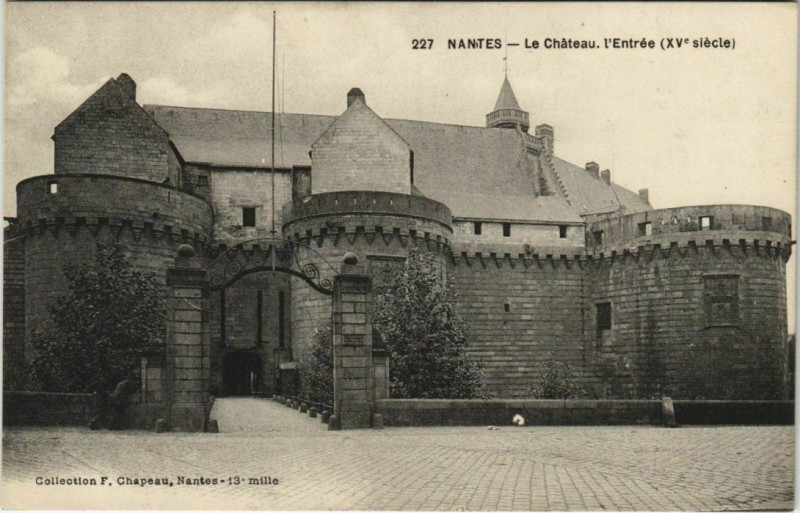 Carte postale ancienne Nantes La Chatea L'Entrée à Nantes