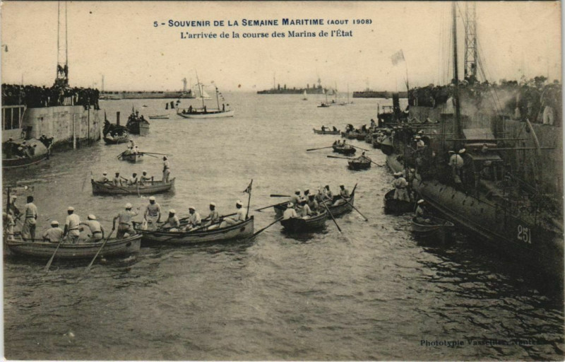 Carte postale ancienne Souvenir de la Semaine Maritime arrive de la course des Marins de