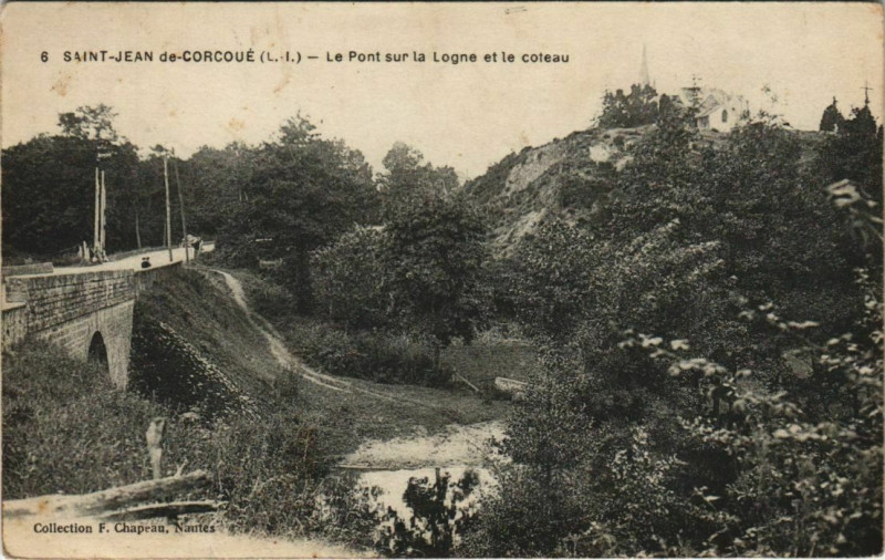 Carte postale ancienne Saint-Jean de Corcoue Le pont sur la Logne et le coteau