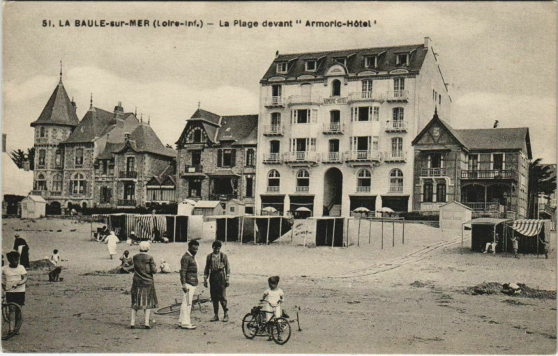 Carte postale ancienne La Baule-sur-Mer La Plage devant Armoric Hotel