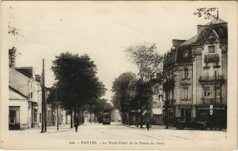 Carte postale ancienne Nantes Le Round Point de la Route de Paris à Nantes