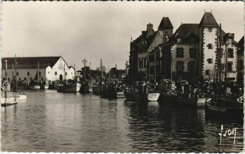 Carte postale ancienne La Croisic Le port et la Criée