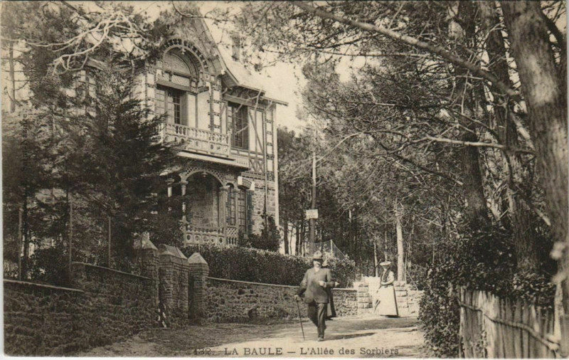 Carte postale ancienne La Baule L'Allée des Sorbiers