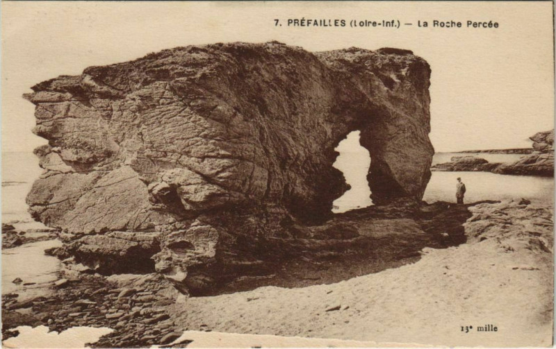 Carte postale ancienne Prefailles La Roche Percée à Préfailles