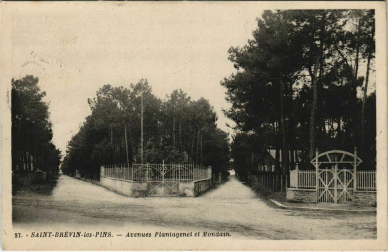 Carte postale ancienne Saint-Brevin-les-Pins Avenues Plantagenet et Mondain à Saint-Brevin-les-Pins