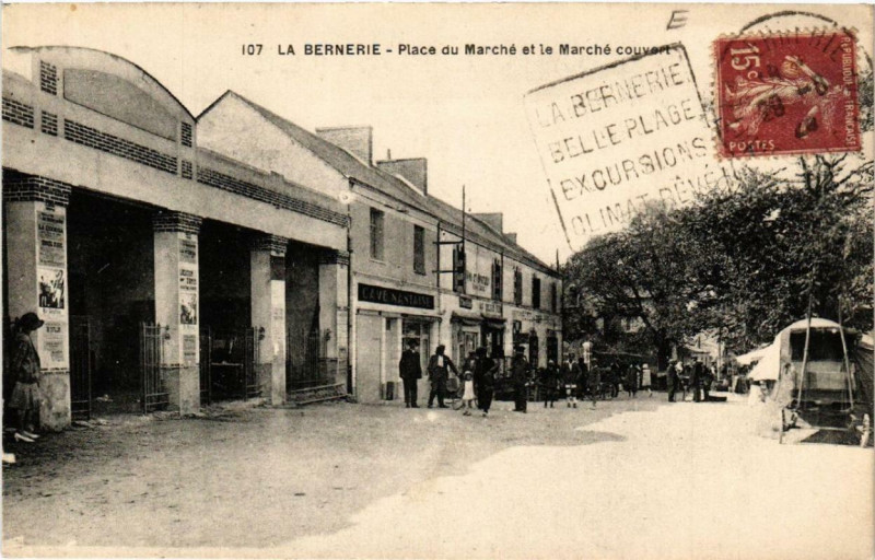 Carte postale ancienne La Bernerie Place du Marche et le Marche couvert
