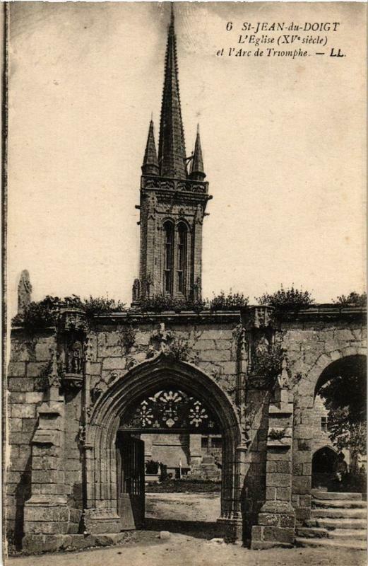 Carte postale ancienne Saint-Jean-du-Doigt Eglise et l'Arc de Triomphe