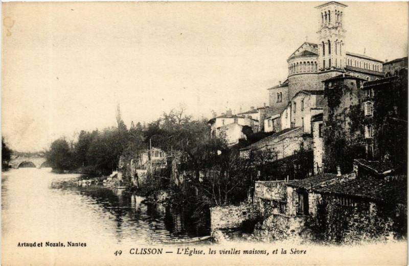 Carte postale ancienne Clisson L'Eglise, les vieilles maisons, et la Sevre à Clisson