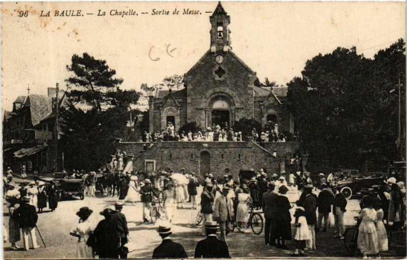 Carte postale ancienne La Baule La Chapelle - Sortie de Messe