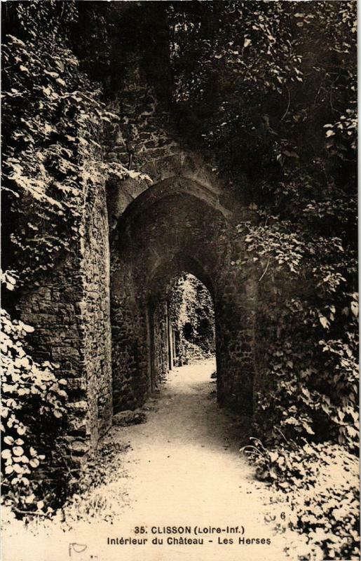 Carte postale ancienne Clisson Intérieur du Chateau - Les Herses à Clisson