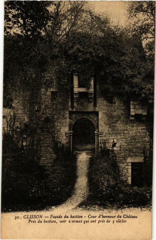 Carte postale ancienne Clisson Facade du bastion - Cour d'bonneur du Chateau à Clisson