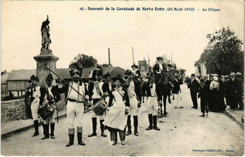 Carte postale ancienne Nort-sur-Erdre Cavalcade 1910 La Clique à Nort-sur-Erdre