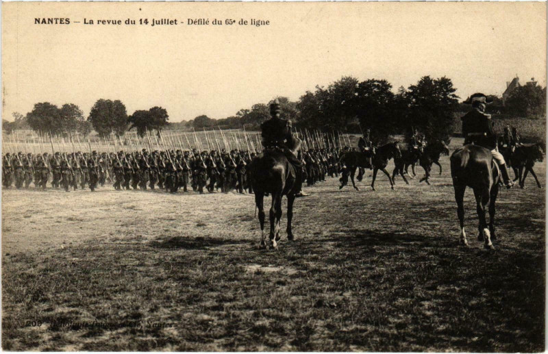 Carte postale ancienne Militaire - Nantes - La revue du 14 juillet à Nantes