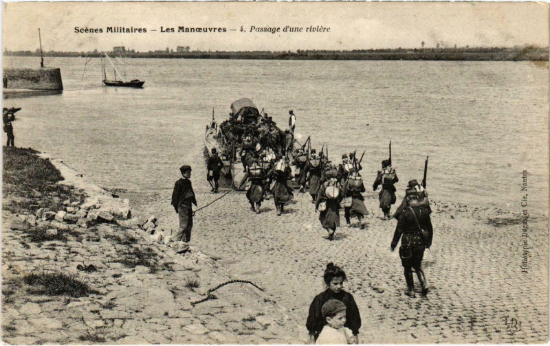 Carte postale ancienne Militaire - Les Manoeuvres - Passage d'une riviere