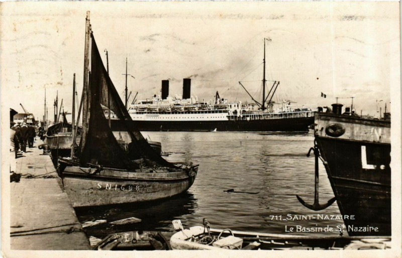 Carte postale ancienne Saint-Nazaire Le Bassin de Saint-Nazaire canots à Saint-Nazaire