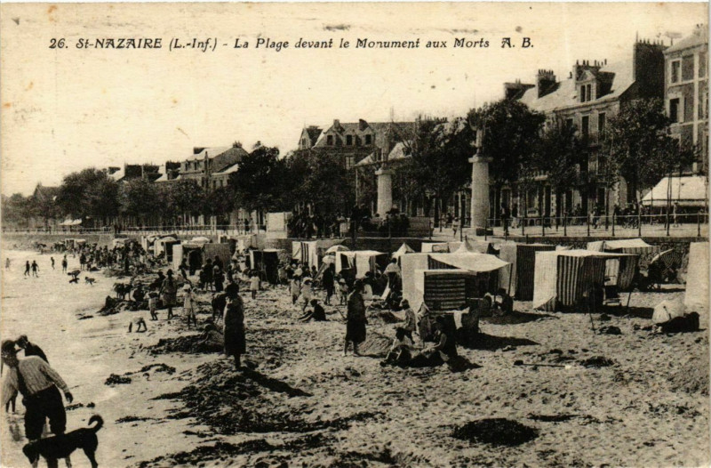 Carte postale ancienne Saint-Nazaire Plage Monument aux Morts à Saint-Nazaire
