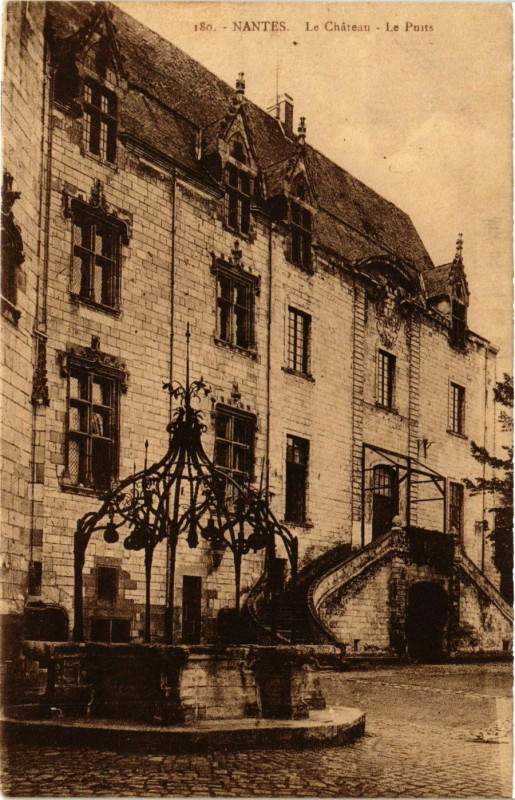 Carte postale ancienne Nantes Le Chateau Le Puits à Nantes