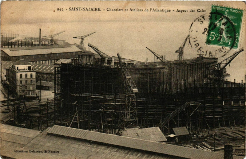 Carte postale ancienne Saint-Nazaire Chantiers de Penhoet. Aspect des Cales à Saint-Nazaire