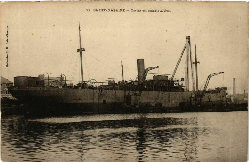 Carte postale ancienne Saint-Nazaire Cargo en construction à Saint-Nazaire