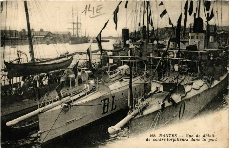 Carte postale ancienne Nantes Vue de détail de contre-torpilleurs à Nantes