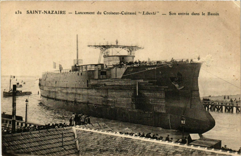 Carte postale ancienne Saint-Nazaire Lancement du Croiseur-Cuirassé Liberte à Saint-Nazaire