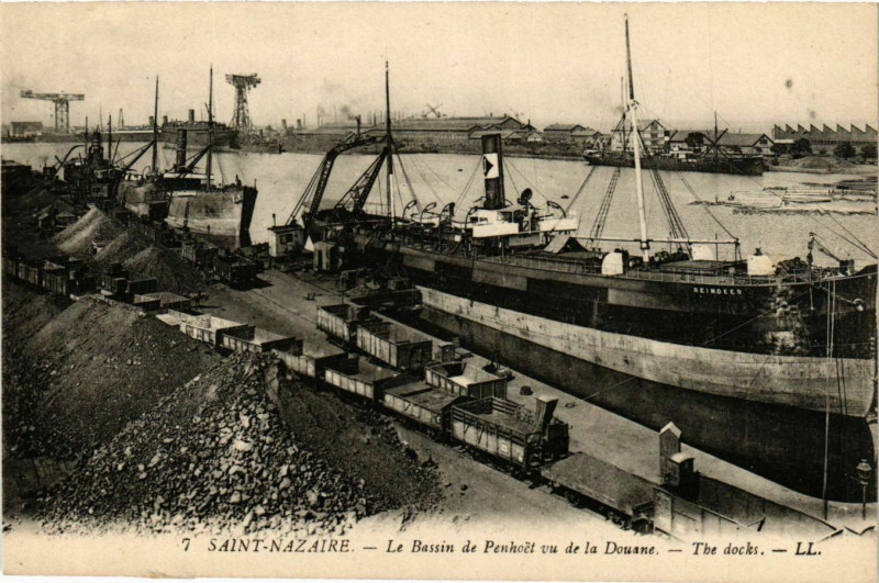Carte postale ancienne Saint-Nazaire Le Bassin de Penhoet vu de la Douane à Saint-Nazaire